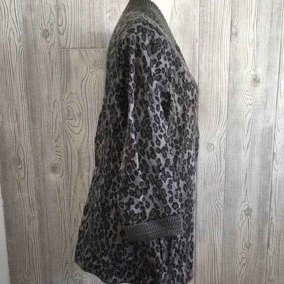 JH Collectibles Woman Gray Animal Print Wool Cardigan - Picture 7 of 10